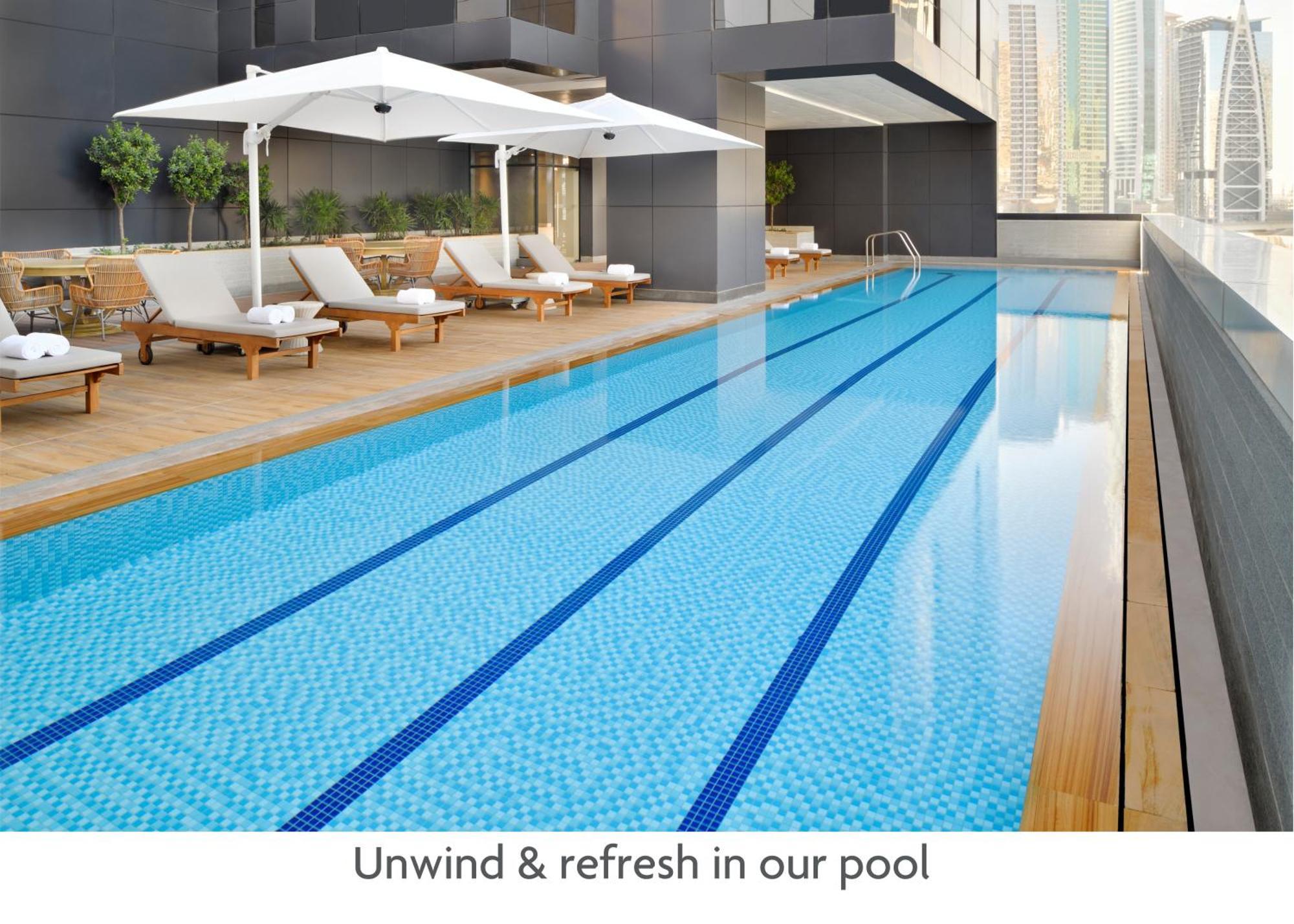 Crowne Plaza Dubai Marina By Ihg Hotel Екстериор снимка The pool at the hotel