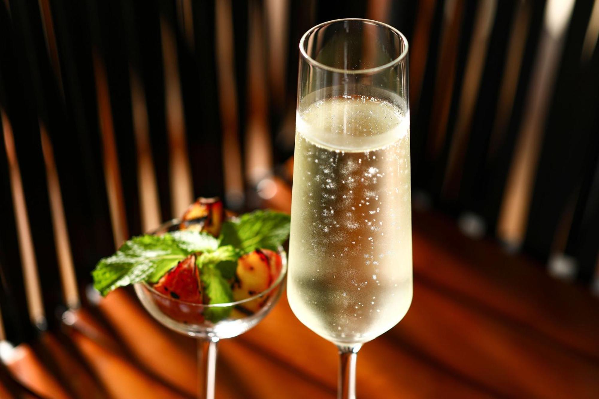 Crowne Plaza Dubai Marina By Ihg Hotel Екстериор снимка A glass of sparkling wine