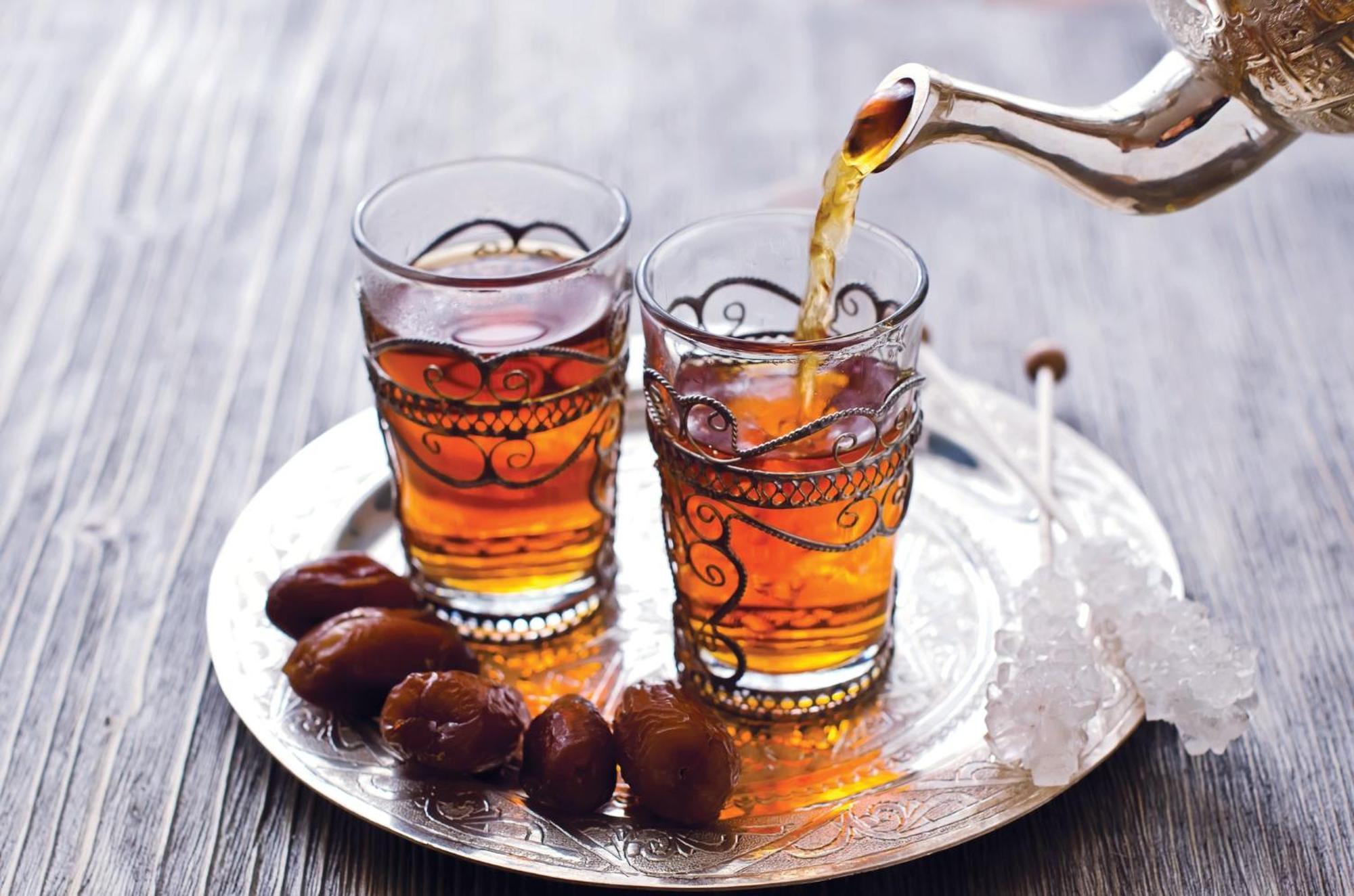 Crowne Plaza Dubai Marina By Ihg Hotel Екстериор снимка Tea being poured into glasses
