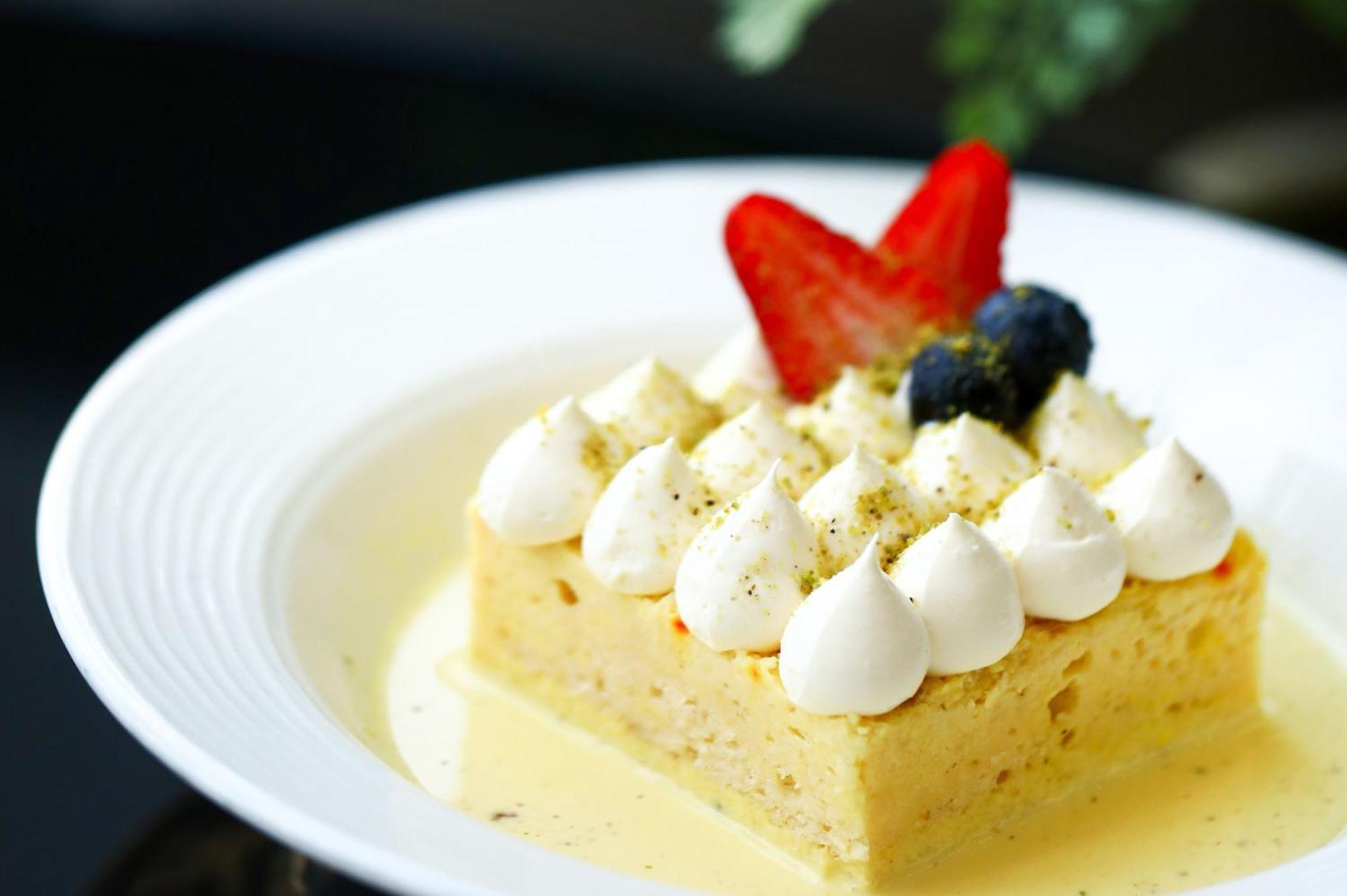 Crowne Plaza Dubai Marina By Ihg Hotel Екстериор снимка A piece of basbousa with cream