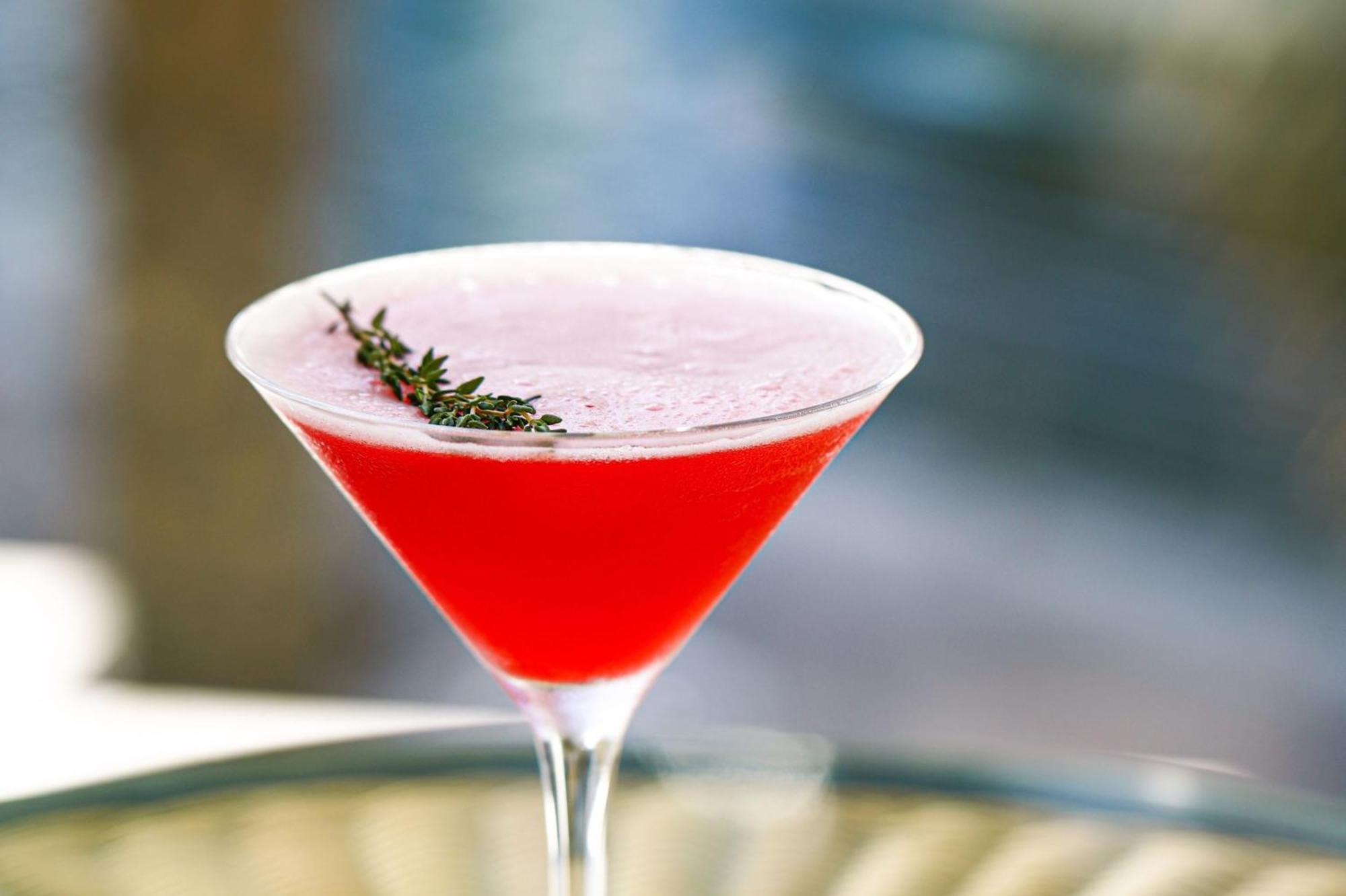 Crowne Plaza Dubai Marina By Ihg Hotel Екстериор снимка A cosmopolitan garnished with a sprig of thyme
