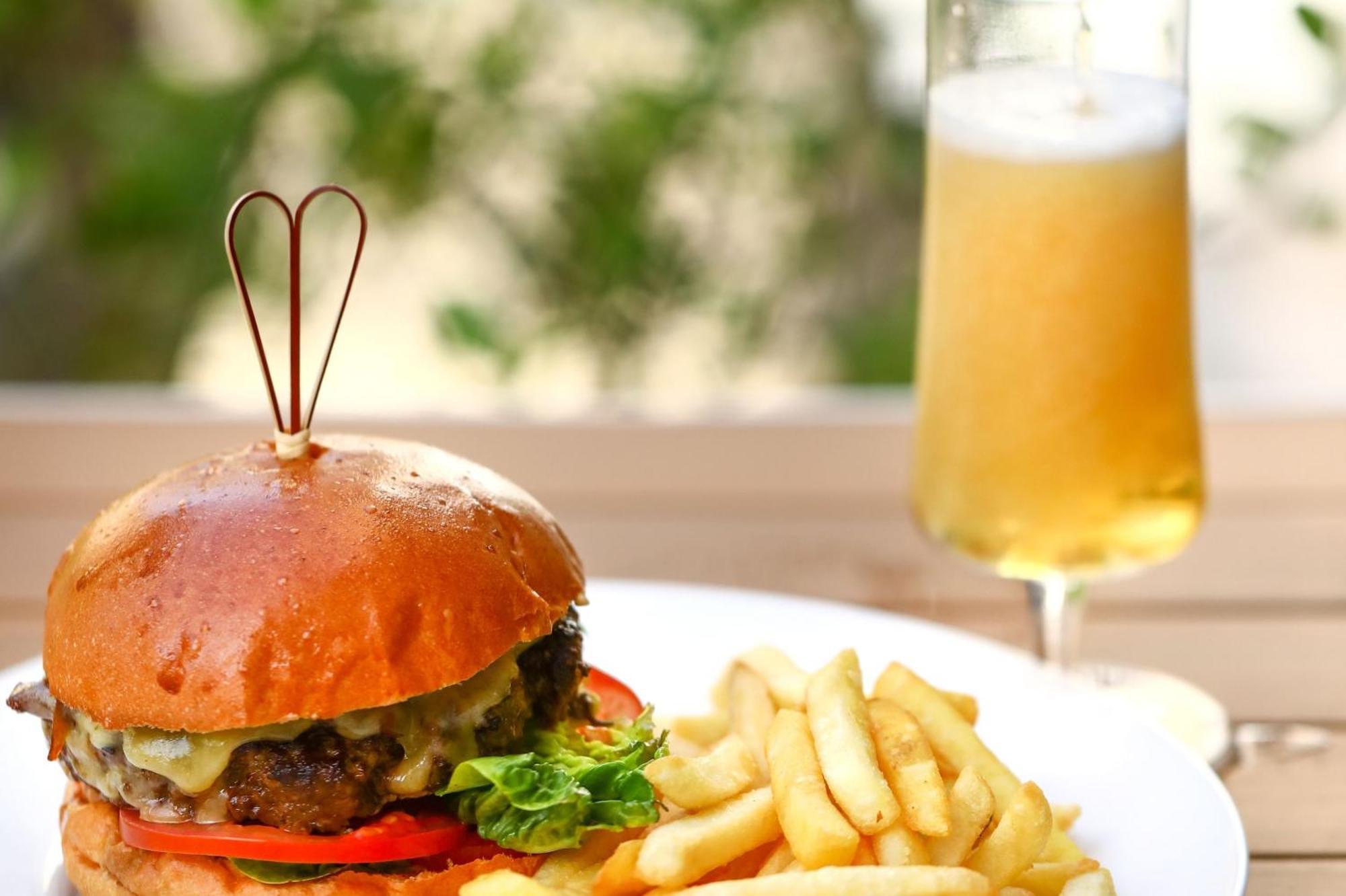 Crowne Plaza Dubai Marina By Ihg Hotel Екстериор снимка A hamburger and chips
