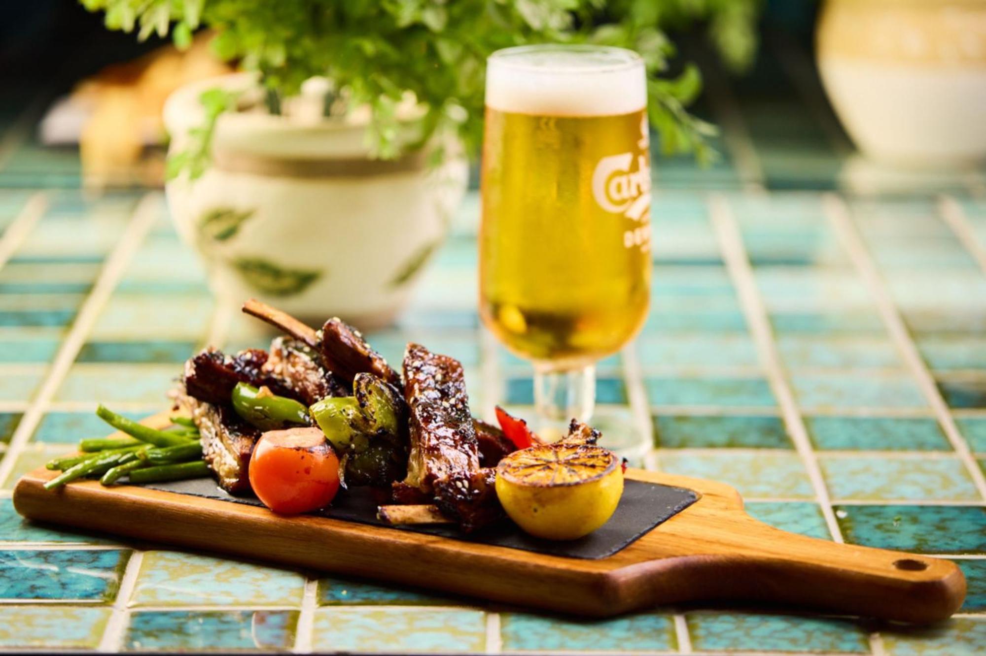 Crowne Plaza Dubai Marina By Ihg Hotel Екстериор снимка A beer and a snack